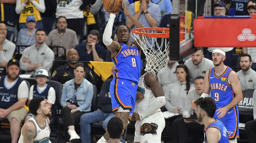 Jalen Williams míří na koš v utkání Oklahomy a Memphisem