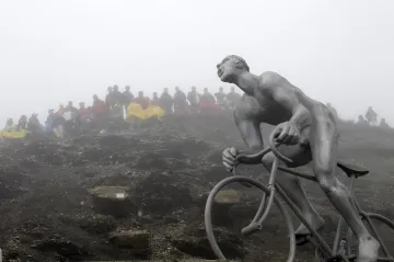 Socha Neznámého cyklisty na vrcholu Tourmaletu
