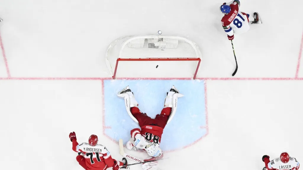 Dominik Kubalík po vstřelení gólu Dánům