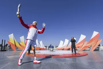 Paralympionik Hou Bin s pochodní v Pekingu