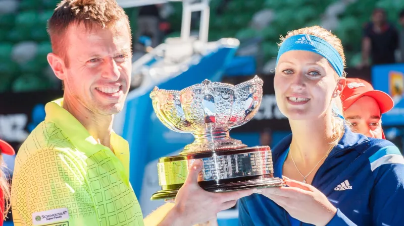 Francouzka Kristina Mladenovicová a Kanaďan Daniel Nestor slaví triumf v mixu na Australian Open