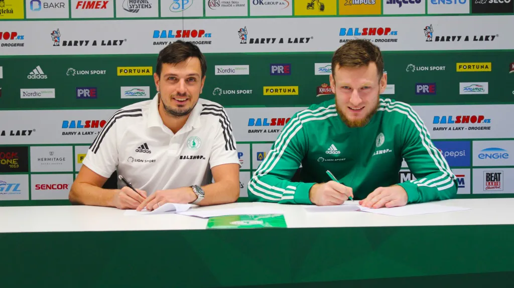 Antonín Křapka (vpravo) podepisuje smlouvu s Bohemians 1905