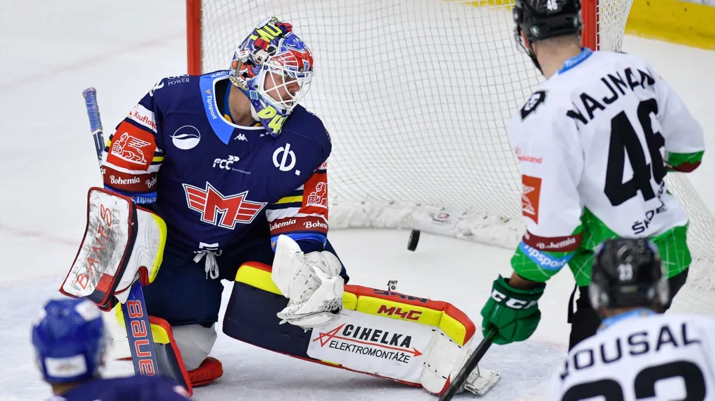 Brankář Českých Budějovic Dominik Hrachovina inkasuje v utkání proti Mladé Boleslavi
