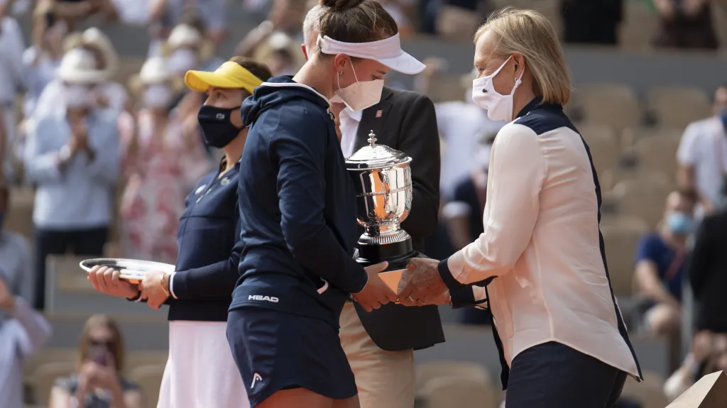 Martina Navrátilová předává Barboře Krejčíkové trofej pro vítězku Roland Garros