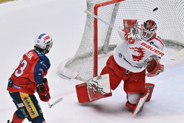 Finále play-off extraligy Třinec – Pardubice 2:4