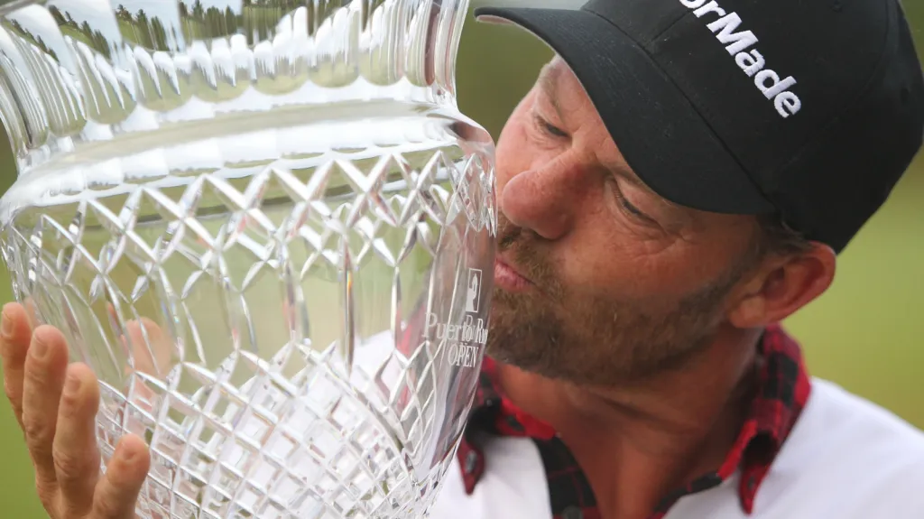 Alexandr Čejka s trofejí za vítězství v Puerto Rico Open