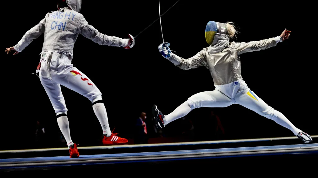 Ukrajinská šavlistka Olha Charlanová při výpadu