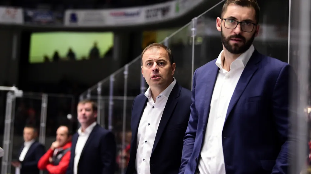 Radek Bělohlav a Petr Čáslava na lavičce Pardubic