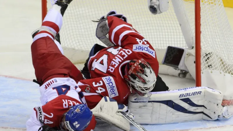 Útočník Jiří Hudler a brankář Kanady James Reimer se v utkání nejednou střetli