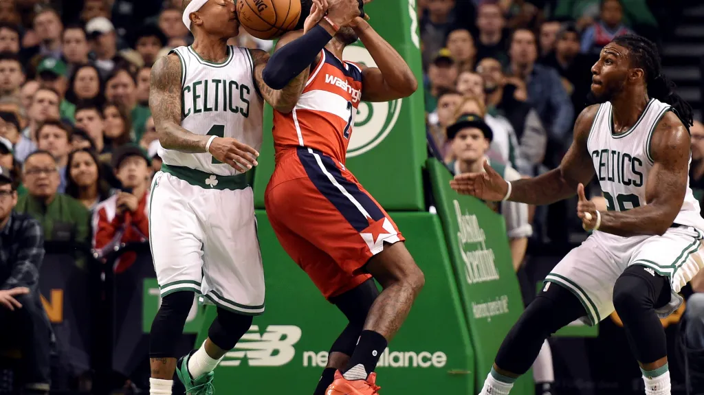 Bostonský Isaiah Thomas (vlevo) bojuje o míč s Johnem Wallem z Washingtonu