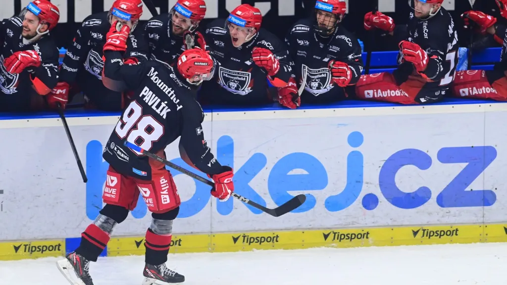 Radovan Pavlík slaví rozhodující gól derby