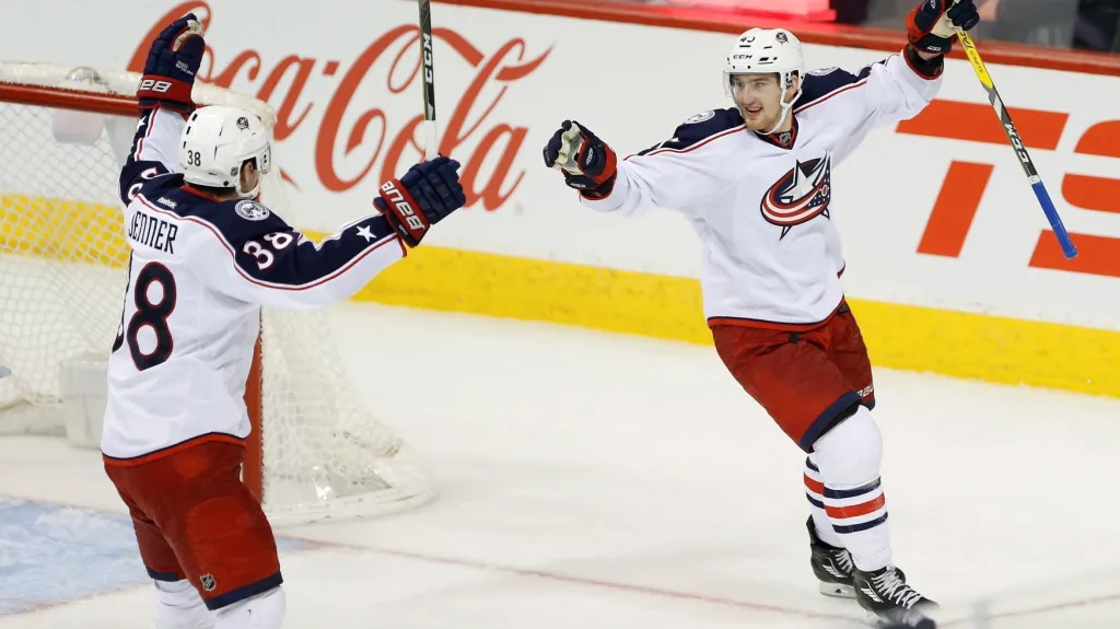 Lukáš Sedlák (vpravo) se raduje se spoluhráčem z Columbusu Boonerem Jennerem z gólu