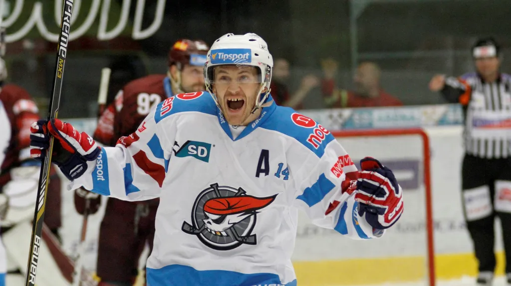 Marek Tomica z Chomutova slaví branku