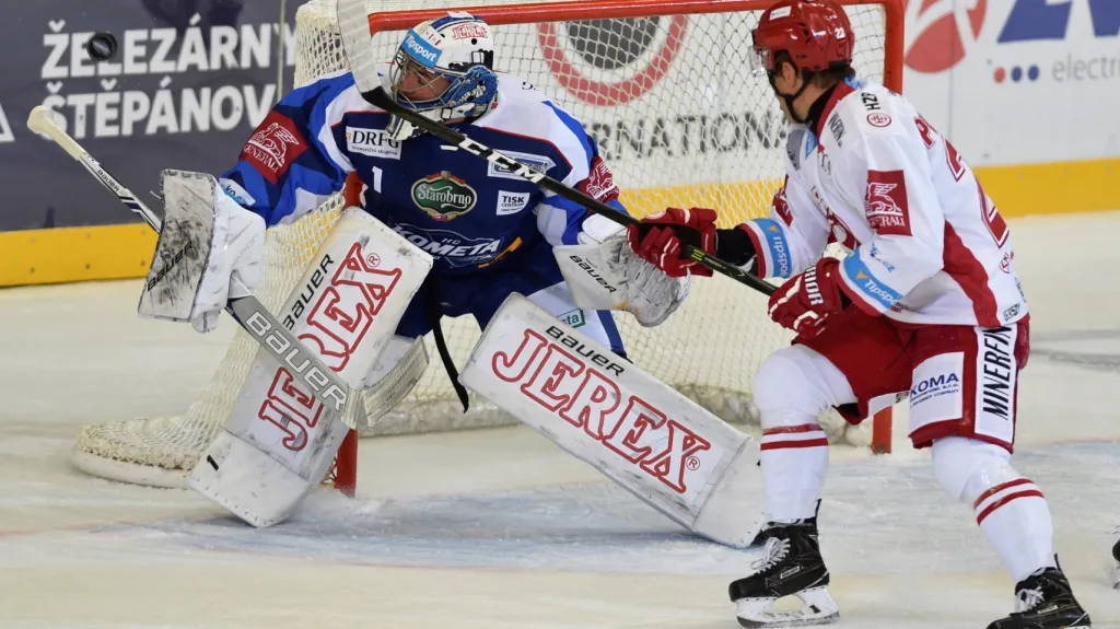 Brankář Marek Čiliak z Brna proti Jiřímu Polanskému z Třince