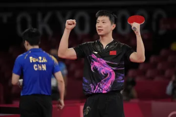 Čínský stolní tenista Ma Lung se raduje z vítězství