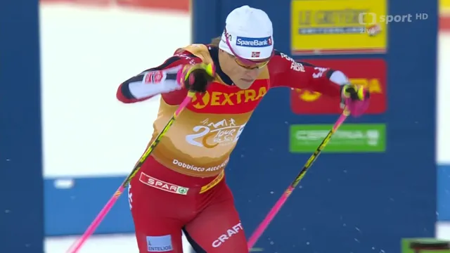 Finále sprintu volně v Toblachu s vítězným Klaebem