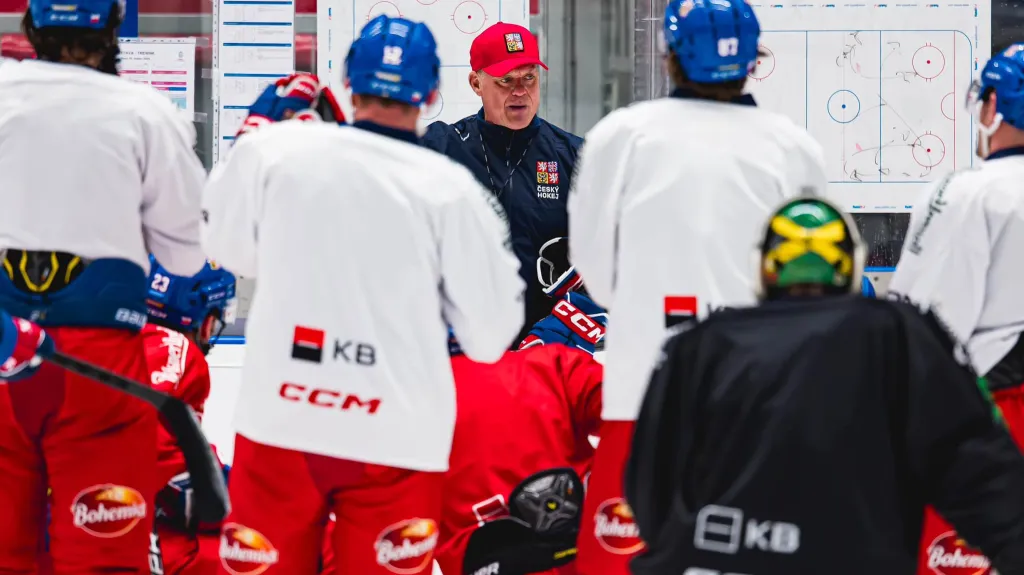 Reprezentační trenér Radim Rulík mluví na tréninku ke svým svěřencům