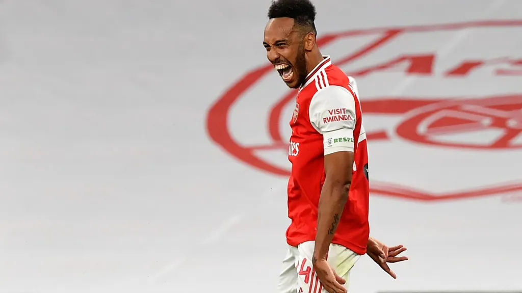 Pierre-Emerick Aubameyang se raduje z gólu v semifinále FA Cupu