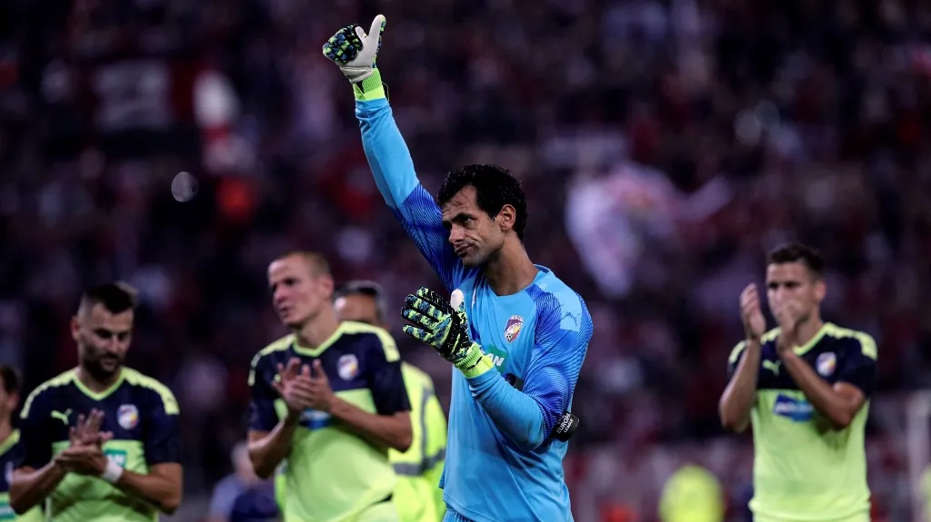 Plzeňský gólman Aleš Hruška děkuje fanouškům po prohraném utkání s Olympiakosem Pireus