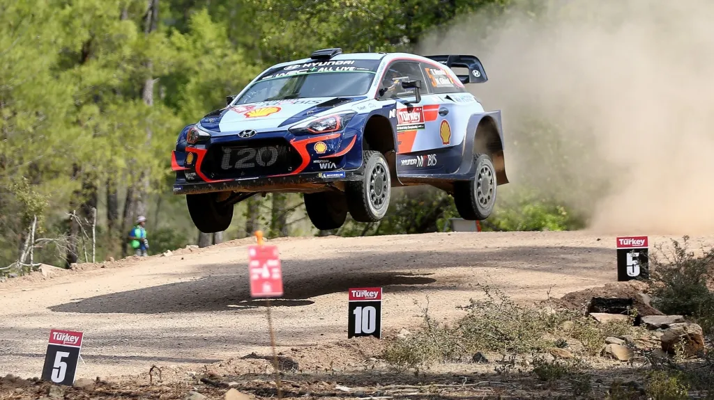 Stroj Thierry Neuvilla při rallye v Turecku