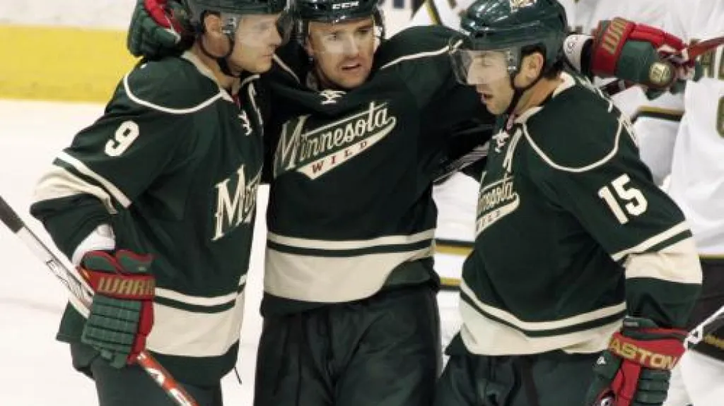 Marek Židlický přijímá gratulace od spoluhráčů