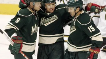 Marek Židlický přijímá gratulace od spoluhráčů