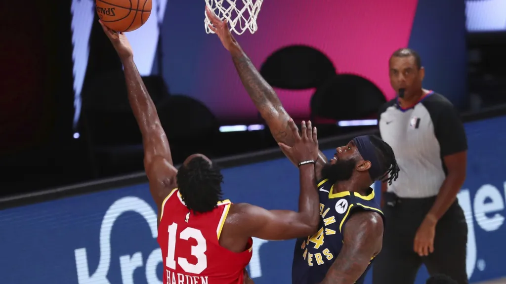 James Harden z Houstonu střílí na koš v utkání s Indianou