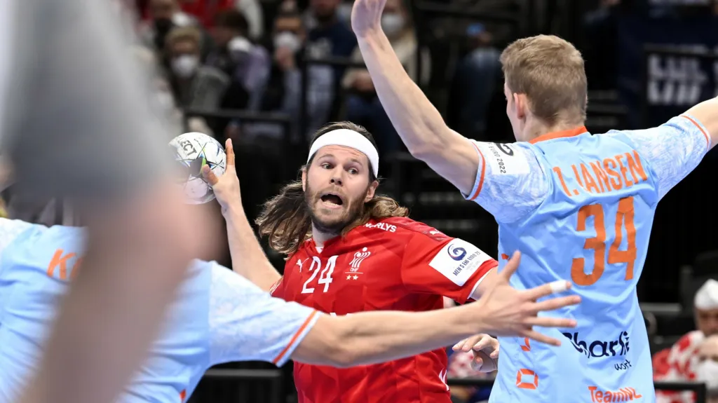 Mikkel Hansen se probíjí nizozemskou obranou