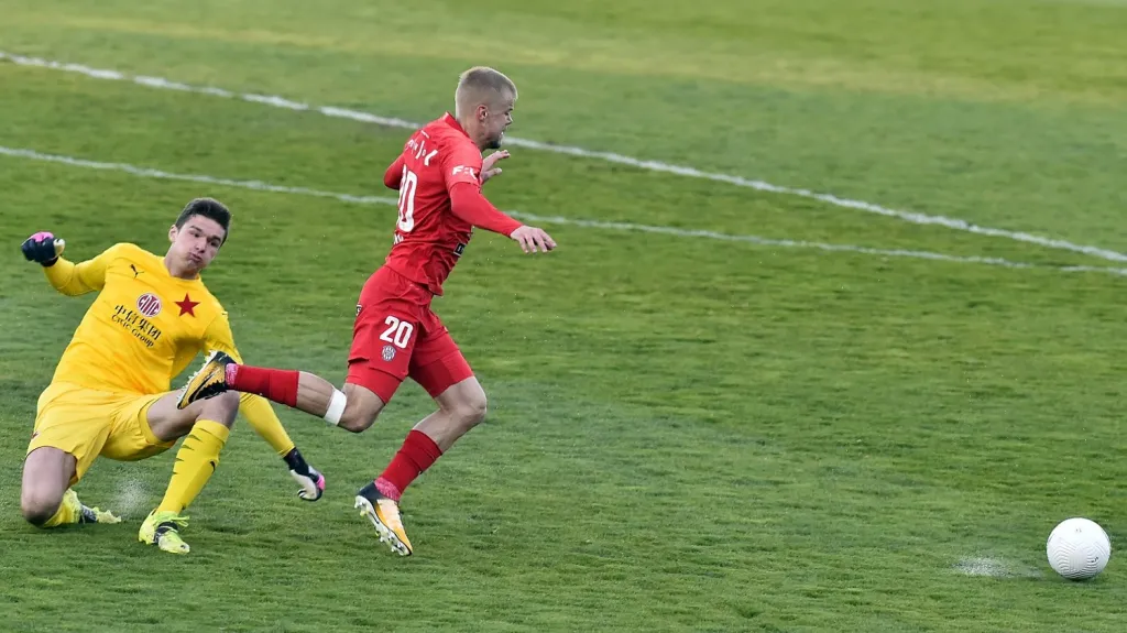 Matyáš Vágner fauluje unikajícího Jana Hladíka