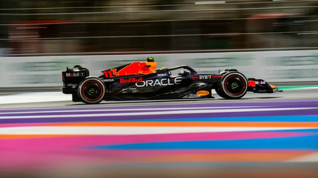 Red Bull ovládl i závod F1 v Džiddě, vyhrál Pérez před Verstappenem