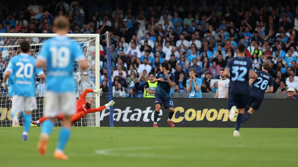 Neapol inkasuje druhý gól při prohře s Laziem