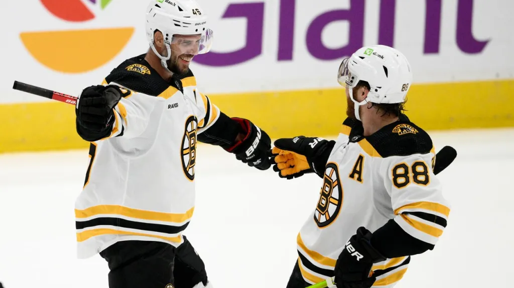 David Krejčí (vlevo) a David Pastrňák se radují z gólu Bostonu