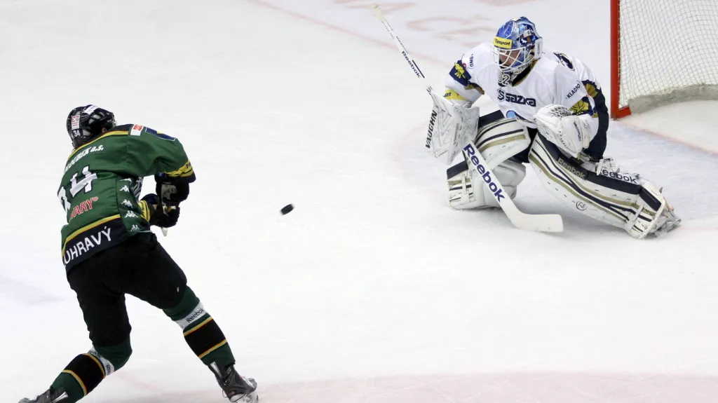 Útočník Varů Skuhravý ve snaze prostřelit brankáře Cháberu