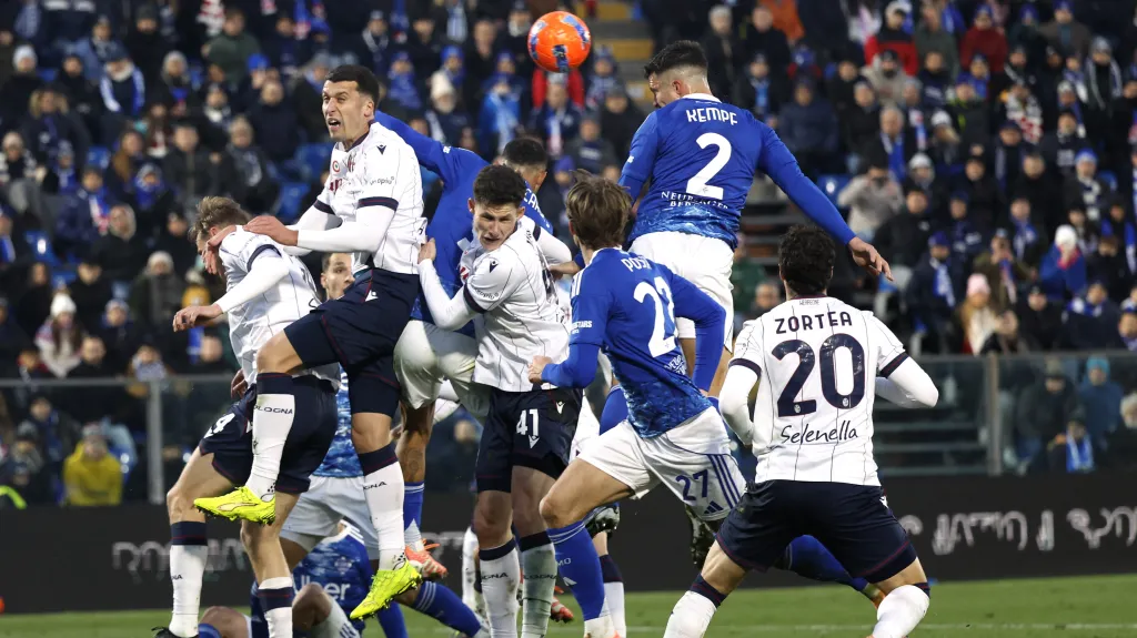 Marc Oliver Kempf v souboji s Martinem Vitíkem v utkání Como – Boloňa