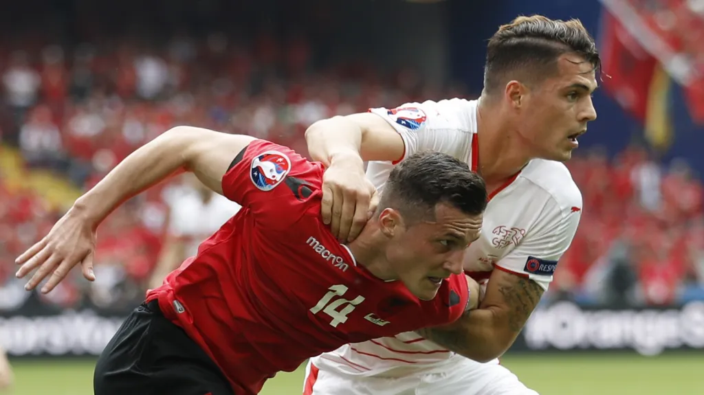 Švýcar Granit Xhaka (vpravo) v souboji s bratrem Taulantem