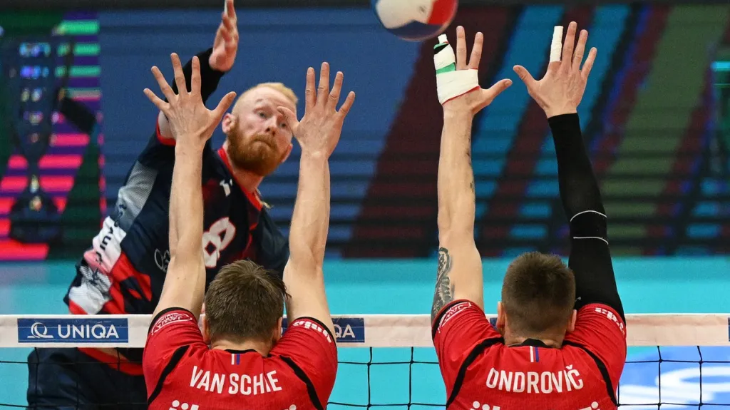 Adam Schouten ze Lvů Praha smečuje přes jihočeský blok