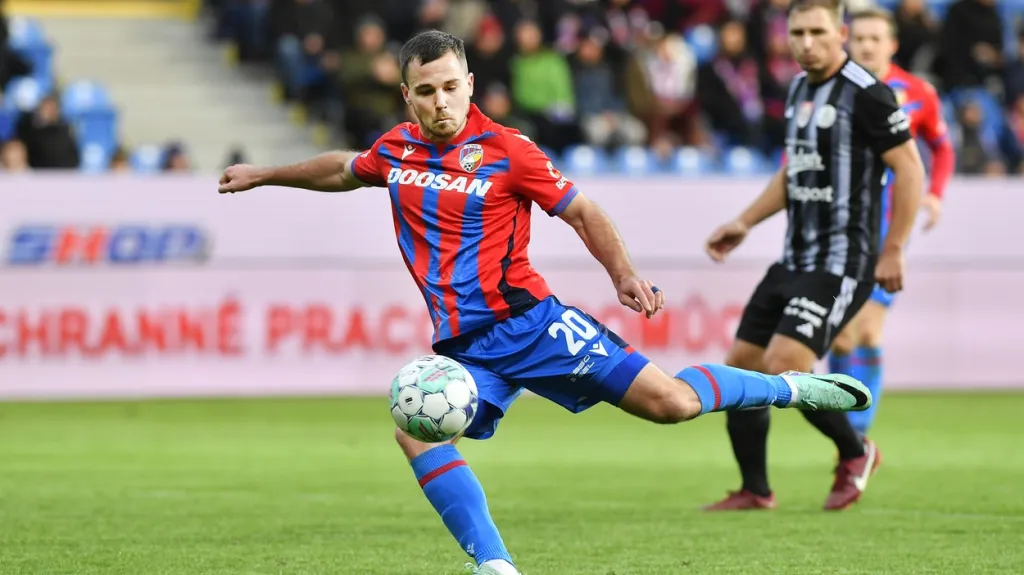 Pavel Bucha z Plzně střílí na budějovickou branku