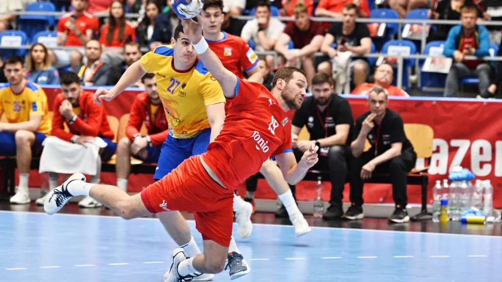 Tomáš Babák střílí na branku Rumunska