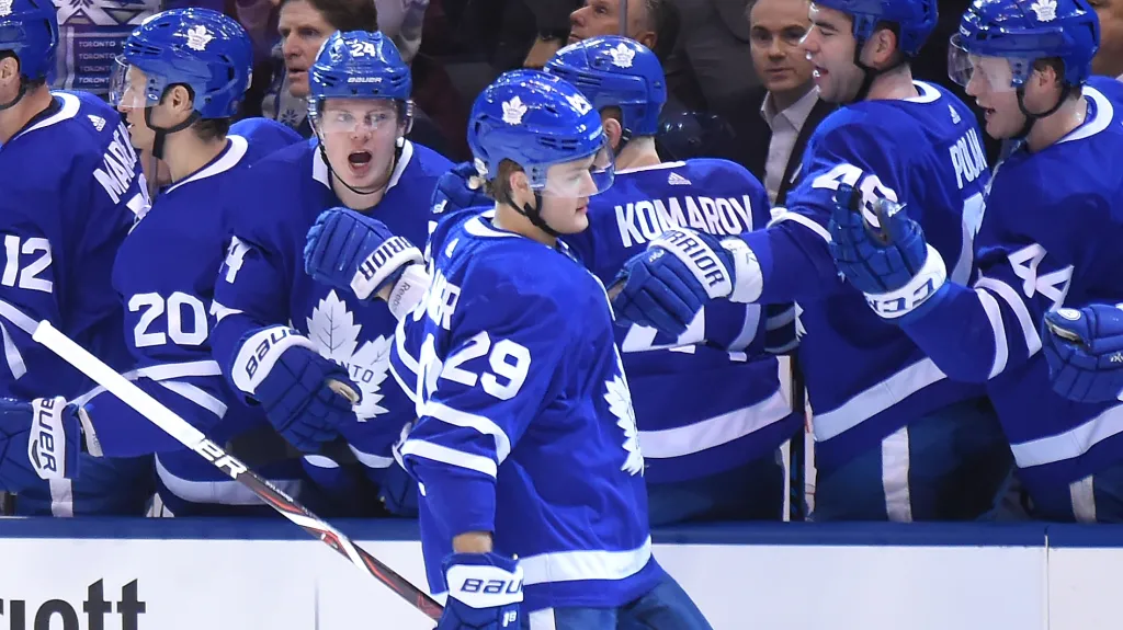 William Nylander z Toronta přijímá od spoluhráčů gratulace ke gólu