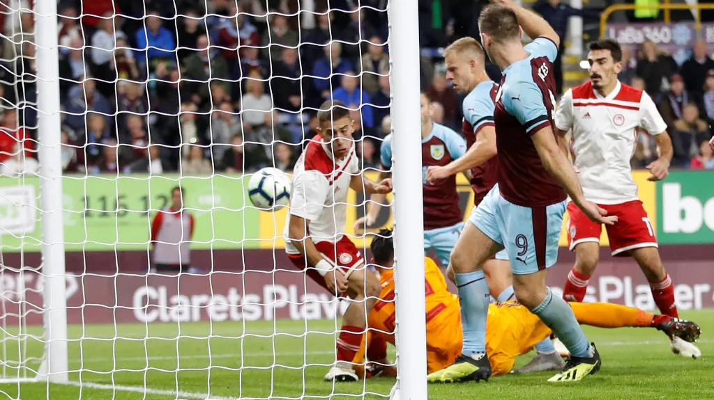 Matěj Vydra z Burnley střílí gól do sítě Olympiakosu