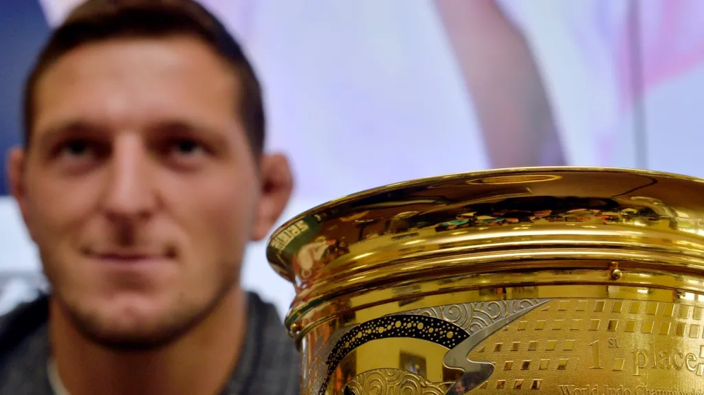 Lukáš Krpálek s pohárem pro mistra světa