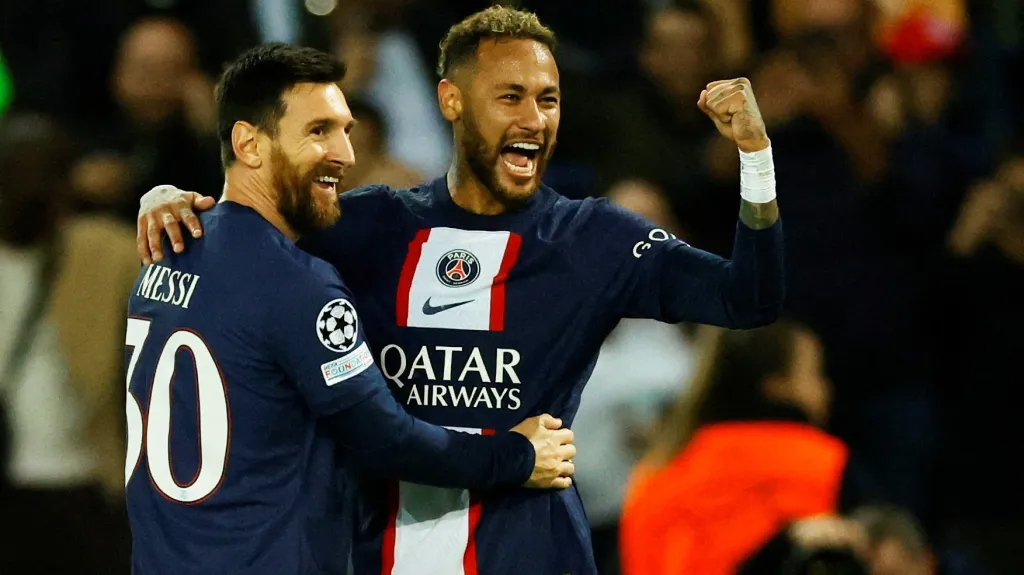 Lionel Messi a Neymar oslavují gól PSG v Lize mistrů