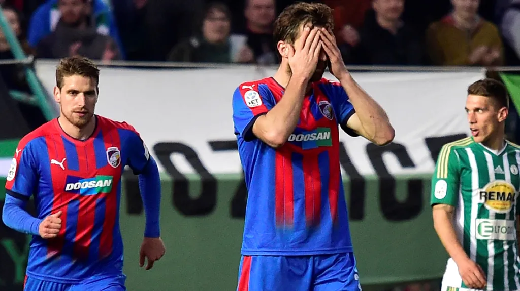 Zklamaní fotbalisté Plzně v utkání s Bohemians 1905