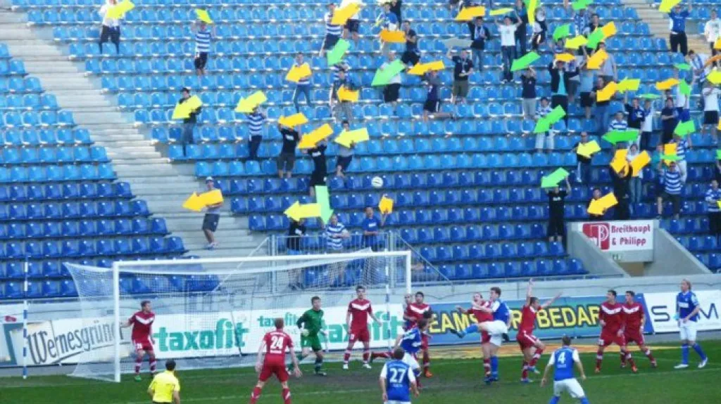 Fanoušci Magdeburgu navigují hráče k bráně