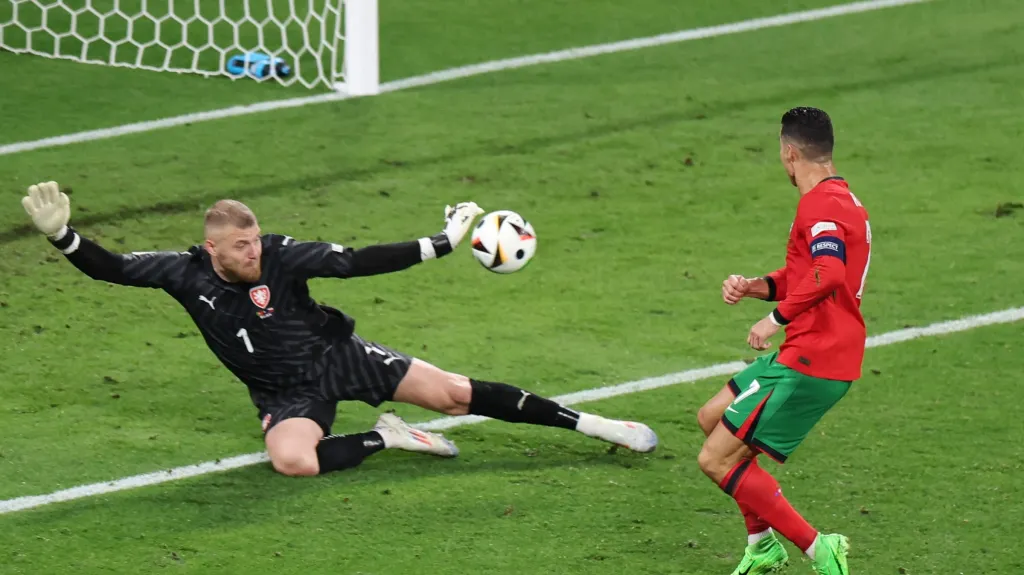 Jindřich Staněk zasahuje proti Cristianu Ronaldovi