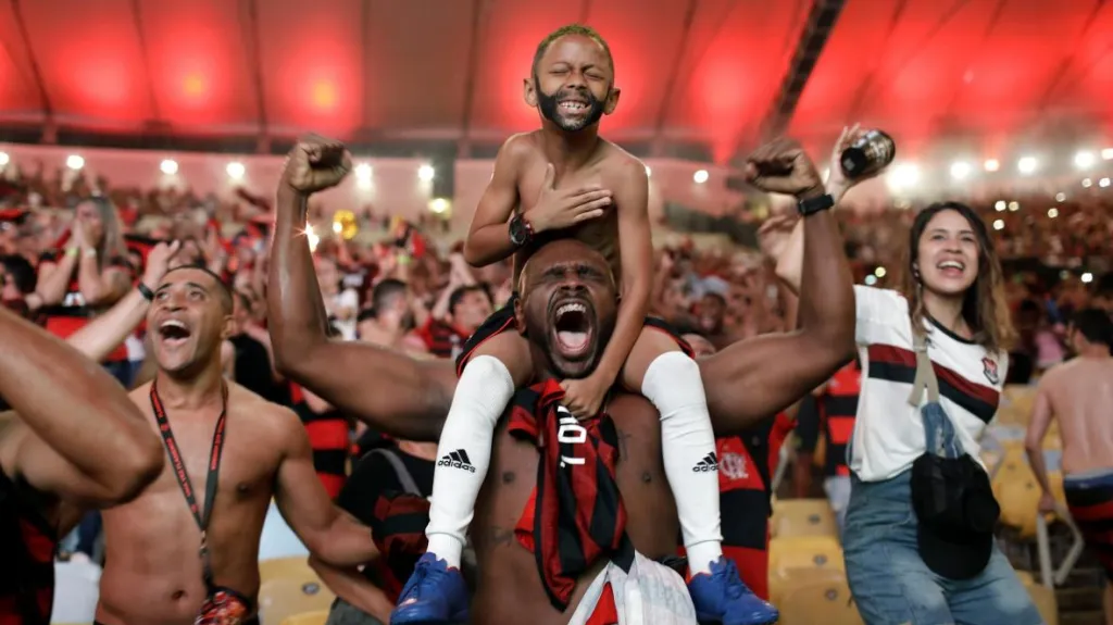 Fanoušci brazilského fotbalového týmu Flamengo fandí, když Gabriel Barbosa dává gól. Bylo to poprvé, co po 38 letech vyhráli nejvyšší soutěž