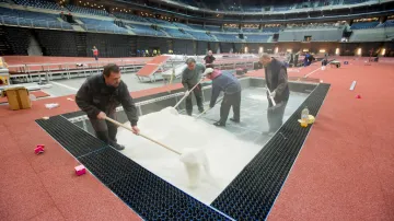 Příprava doskočiště v O2 areně