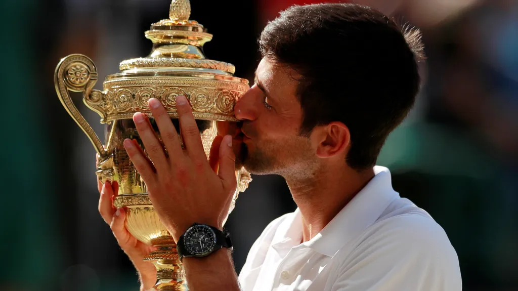 Srbský tenista Novak Djokovič s trofejí pro vítěze Wimbledonu