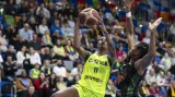 Valériane Ayayiová z USK Praha v nájezdu do koše proti Shay Colleyové z Brna