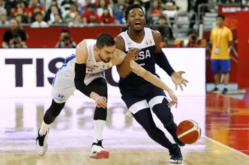 Tomáš Satoranský v souboji s Donovanem Mitchellem z USA